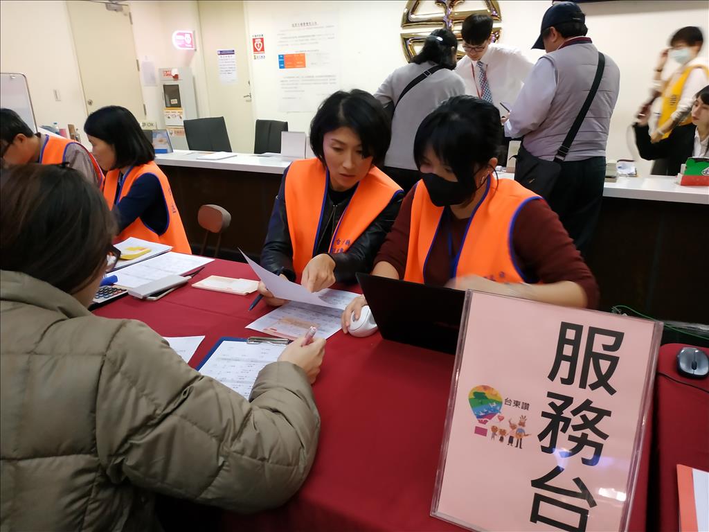 饒縣長赴臺北車站關心返鄉專車售票情形 餘票將在1月16日釋出