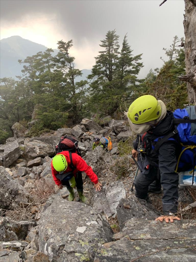 搶救人命山域救援訓練不可少 消防局關山大隊實施山難搜救訓練