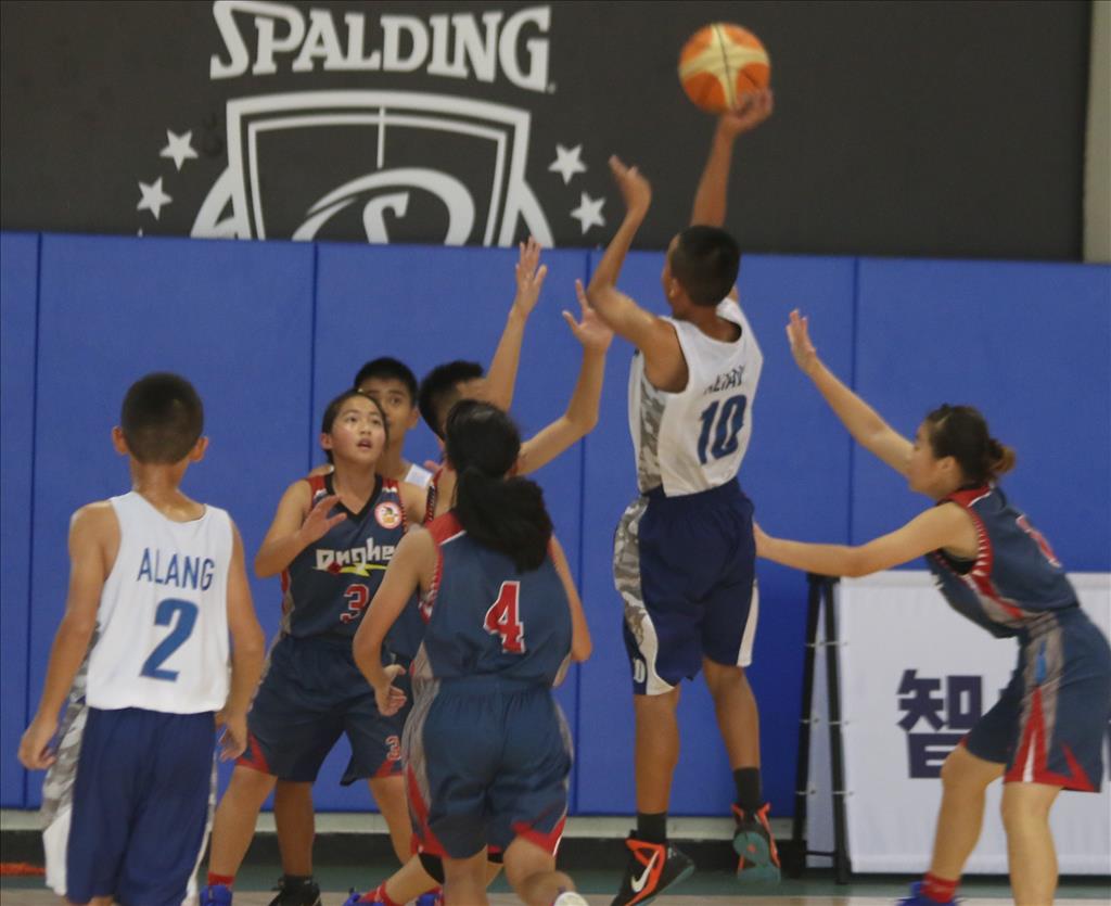 苗栗縣東河國小籃球隊參加男童組比賽，靠著隊上4名女生參戰，竟然打敗高雄市巴楠國小。