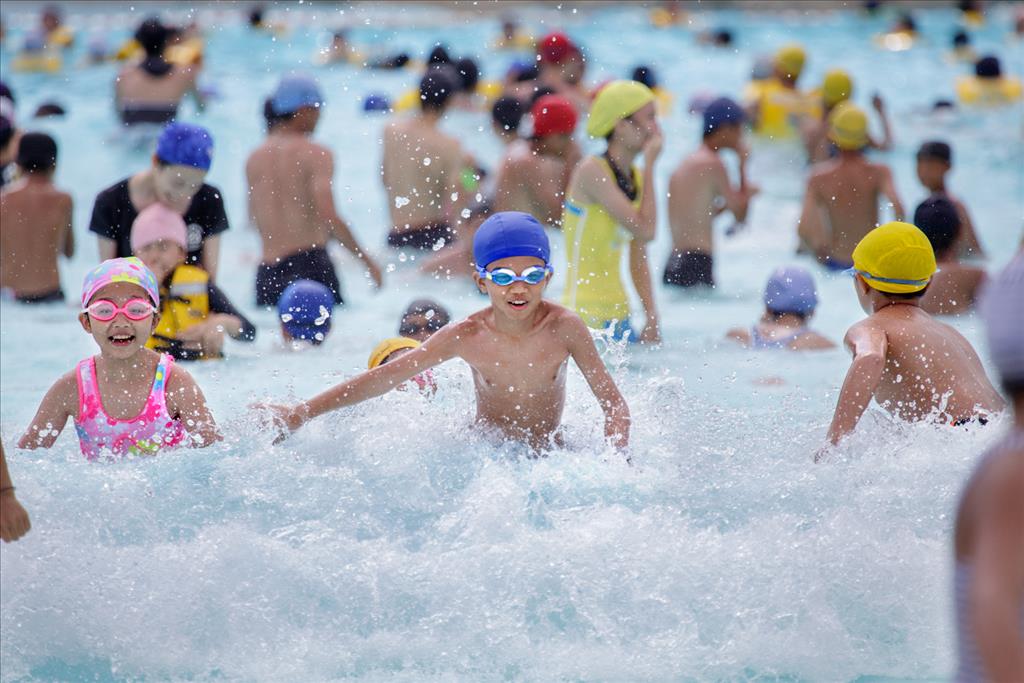 4米高浪的人工造浪池.不用去海邊也能體驗COOL浪來襲