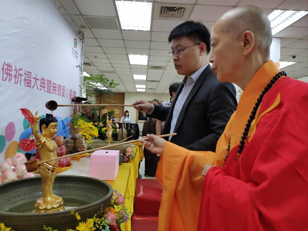 玄奘大學24日舉辦浴佛大典暨無痕愛心餐會，由新竹佛教會理事長釋真理法師與校長簡紹琦帶領校內師生及民眾祈福上供。