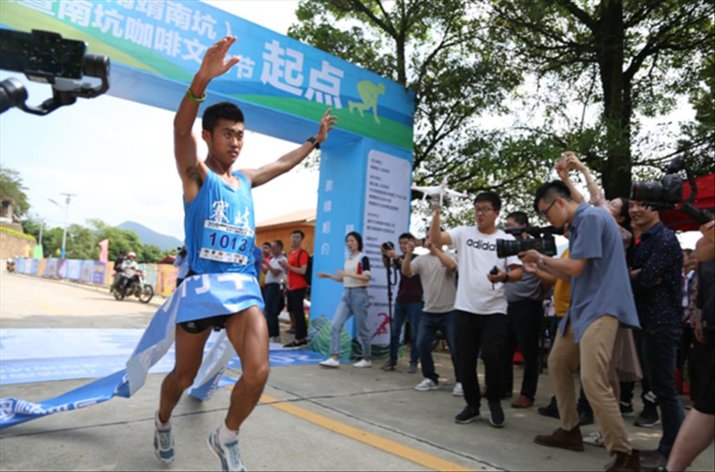 海峽兩岸（南靖南坑）鄉村半程馬拉松賽：千名選手零距離感受最美咖啡園