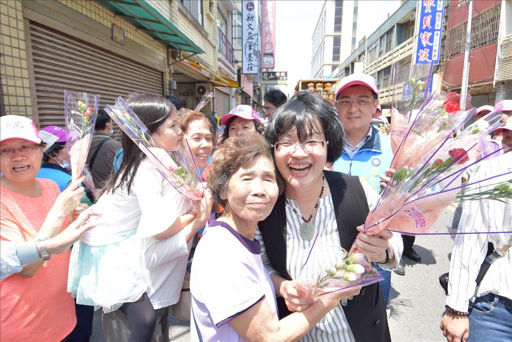 12日就是母親節，縣長特別準備1,500朵康乃馨沿途分送，讓大家提前過個溫馨的母親節。