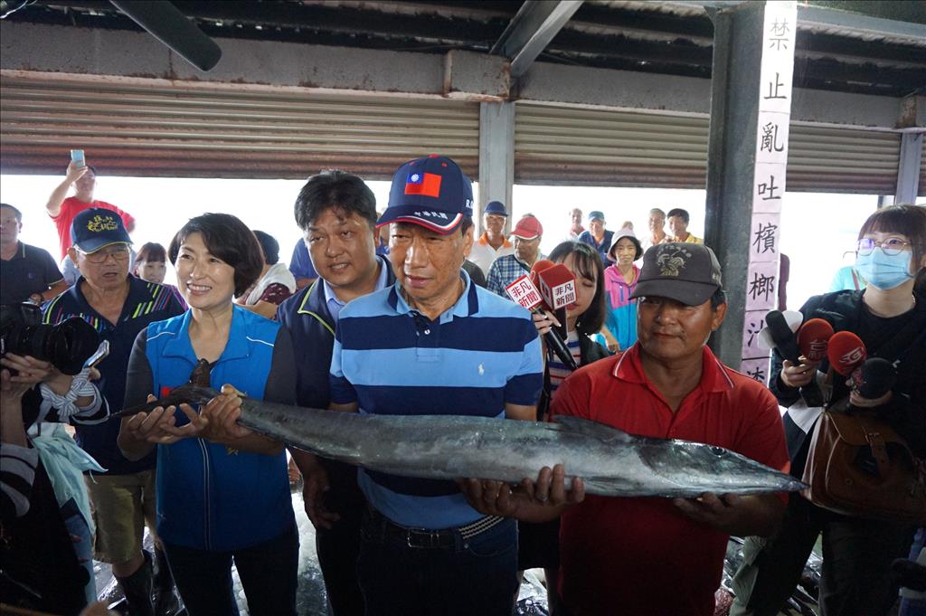 郭台銘董事長參觀新港漁市場 縣長饒慶鈴請求協助魚產行銷 創造漁民收益