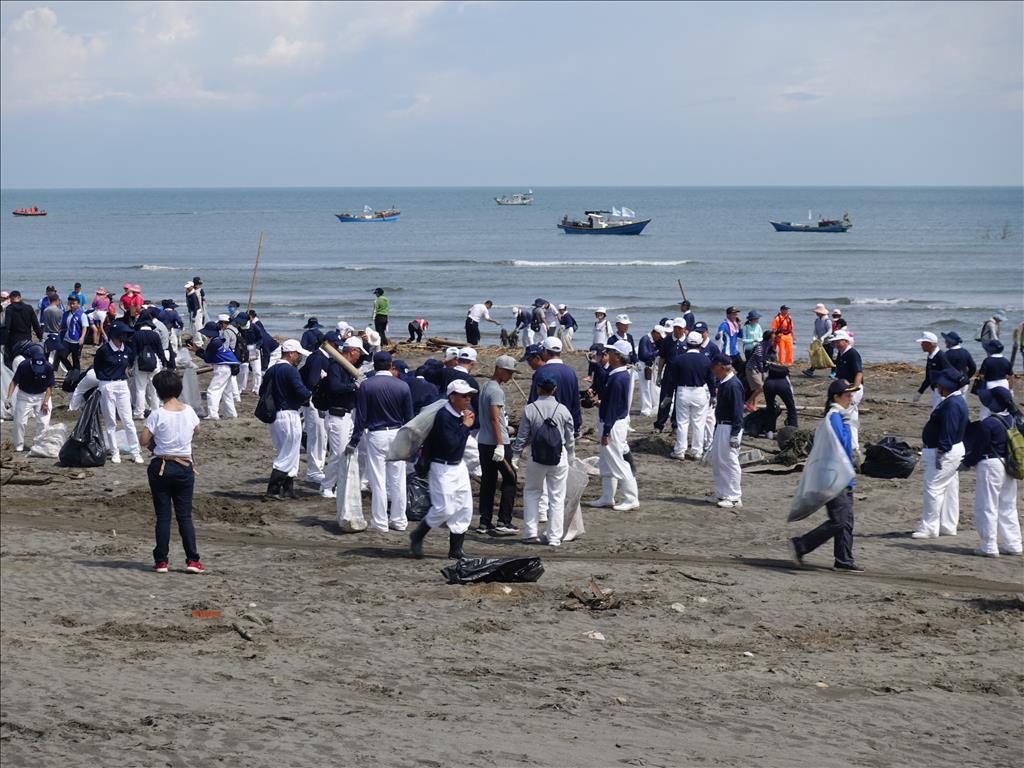 除了岸上人員淨灘，另外由海巡署出動無人直升機空中觀察，指揮環保艦隊清理水面的海漂垃圾。(圖為慈濟基金會提供)