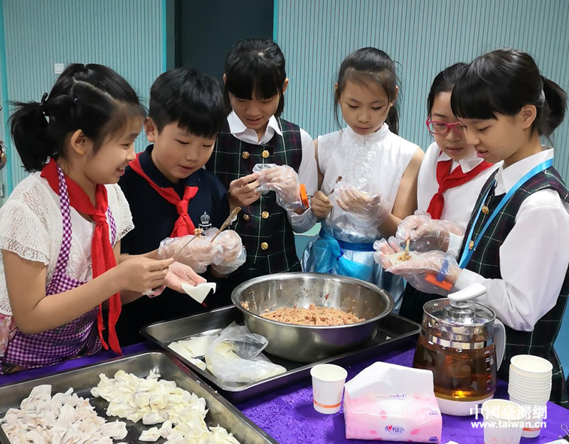 在福州中山小學，兩岸小朋友一起包肉燕。（中國臺灣網發）