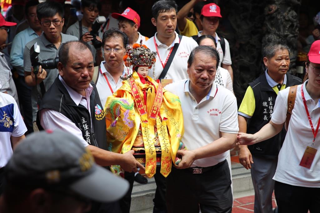 麥寮拱範宮主委張克中與天津市媽祖文化促進會會長蔡長奎共同為天津媽祖金身護駕。（圖主辦單位提供）