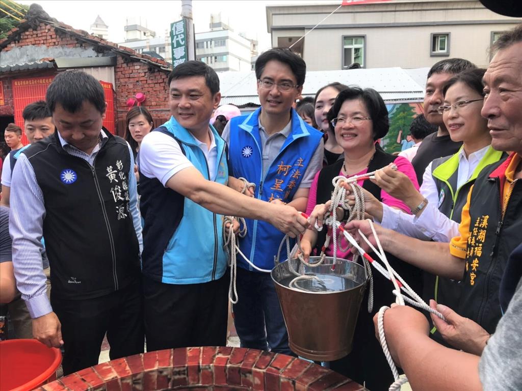 鹿港鎮竹圍仔順天府的百年古井端午節有一種獨特的午時取水習俗，每逢端午節正午時分，舉行取午時水儀式，象徵帶有消災祈福的意味。