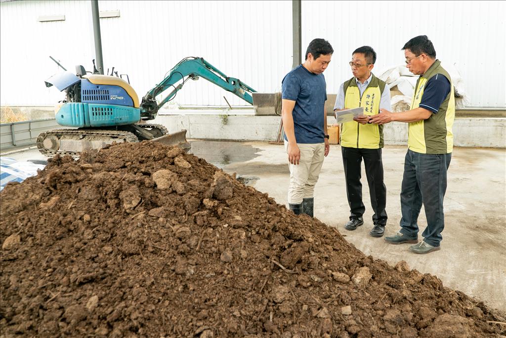 縣府大動作稽查12場家養雞場禽畜糞處理  全數合格    