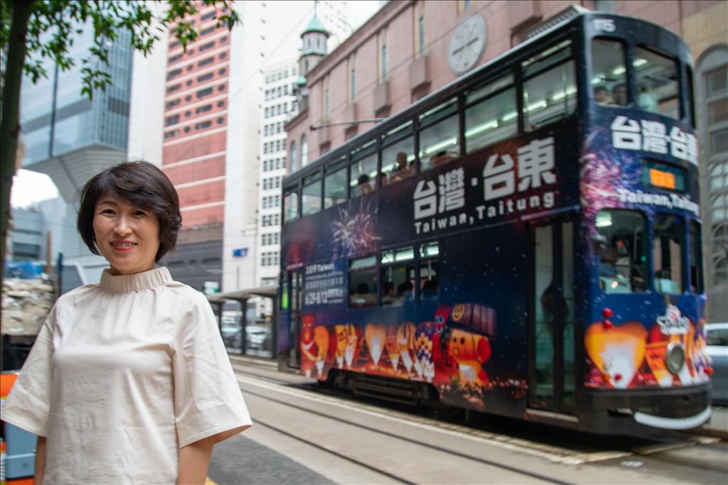 繪最美星空及繽紛熱氣球滿街跑 饒縣長與叮叮車相遇香港街頭！ 