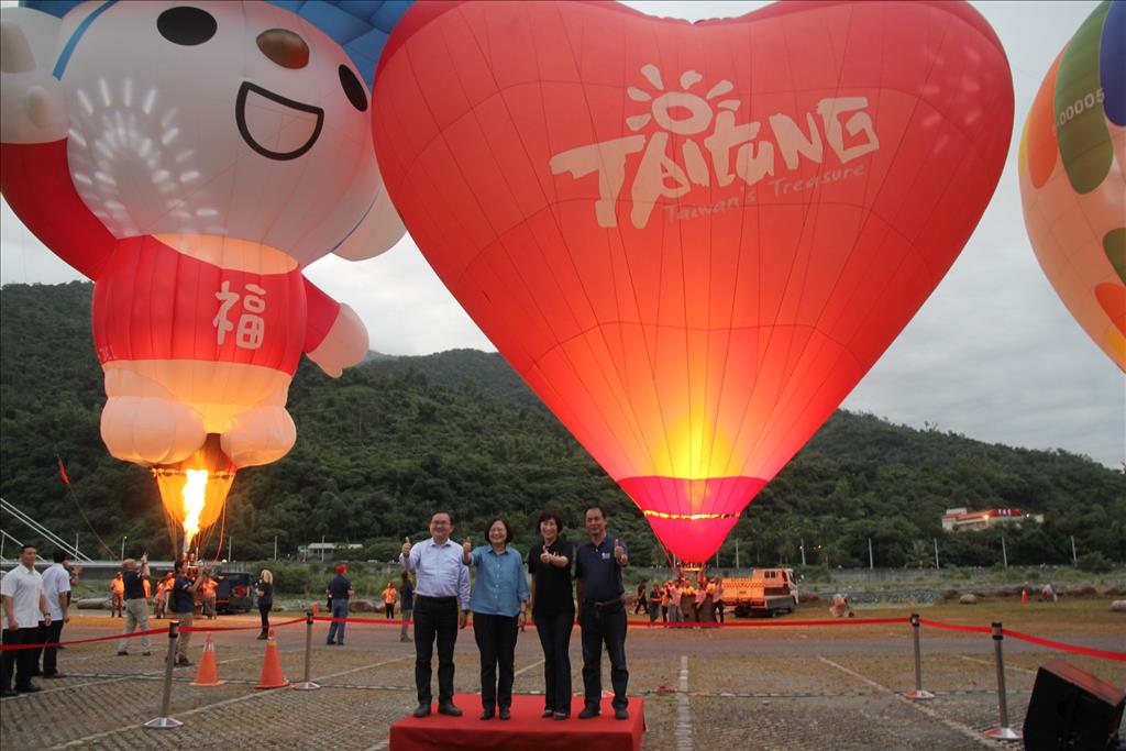 2019臺灣國際熱氣球嘉年華知本溫泉區熱氣球光雕音樂會 縣長偕蔡總統等與2萬名民眾共賞