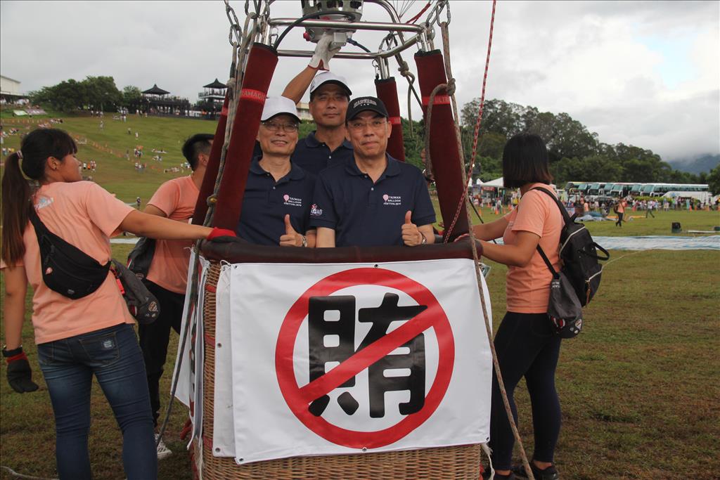  「登高一呼 齊反賄」張志明副縣長陪法務部長蔡清祥同搭乘熱氣球呼籲反賄選