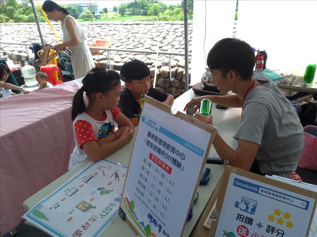 臺東縣環教中心受邀參加蘭陽博物館海洋市集 推減塑  號召志工編織提袋義賣做公益