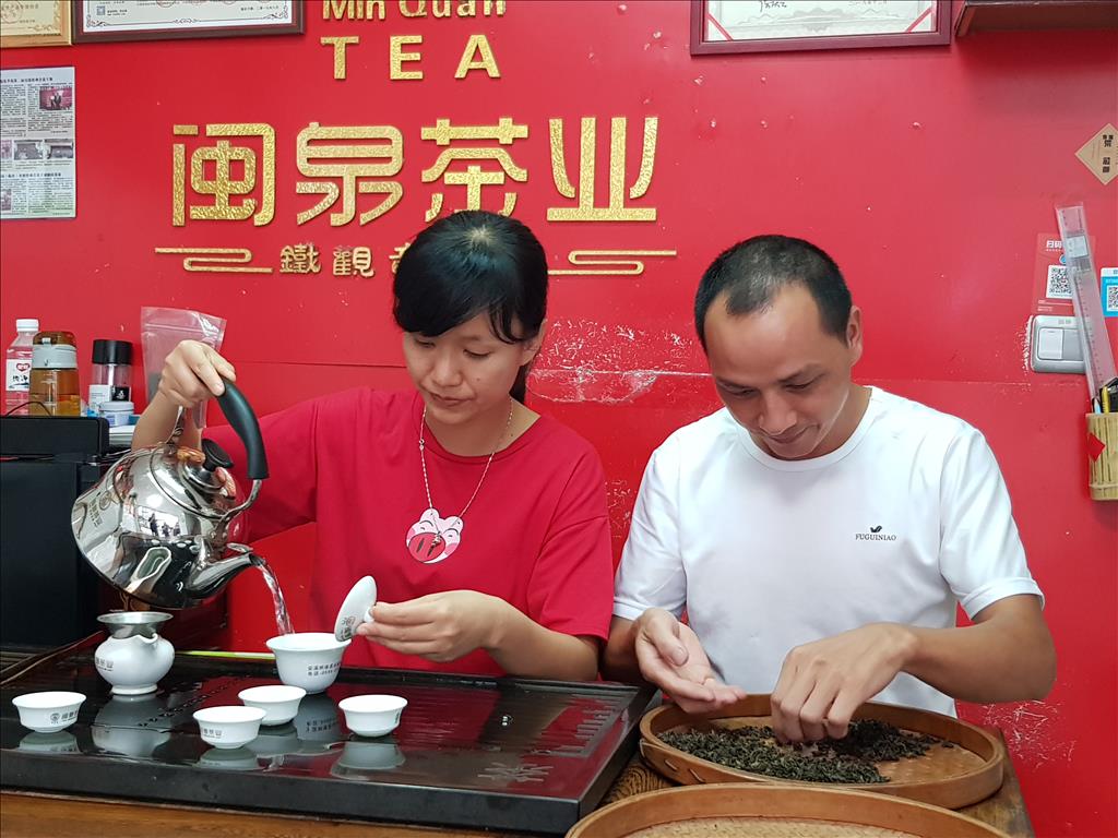 閩泉茶業王安源(右)和妻子劉麗玲(左)堅守、傳承安溪鐵觀音傳統工藝，不斷探索新發展道路，譜寫著安溪鐵觀音「二次騰飛」的新篇章是使命，更是不能捨棄的夢想！