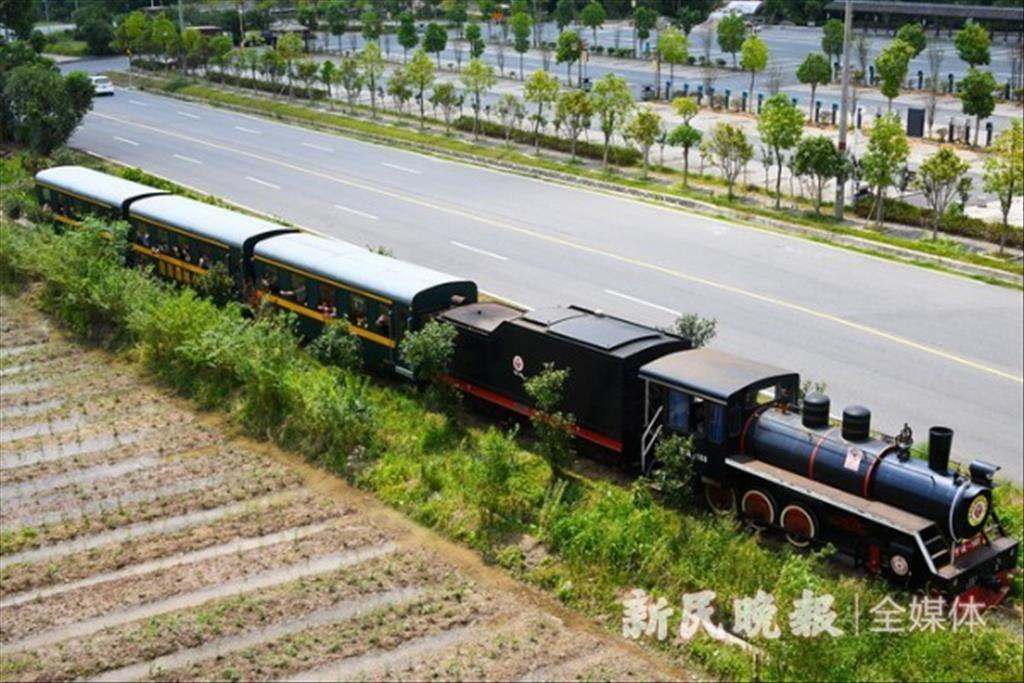 運木車變觀光專列 這里被稱之為“目前世界上保存得最完好的小蒸汽機車和窄軌鐵路”