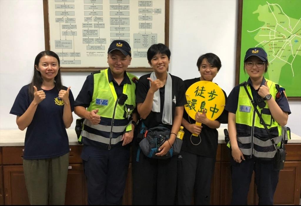 女大生環島遇「雨襲」 池警伸援手「送暖」！