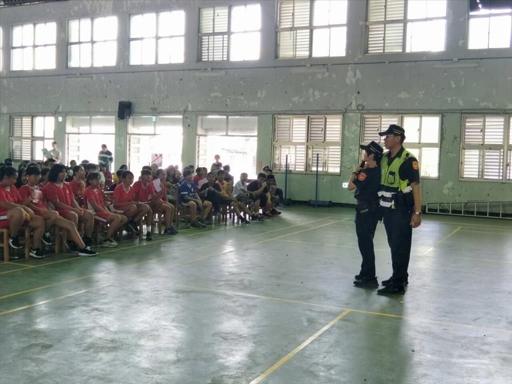 大武陽光女警校園傳授防身術