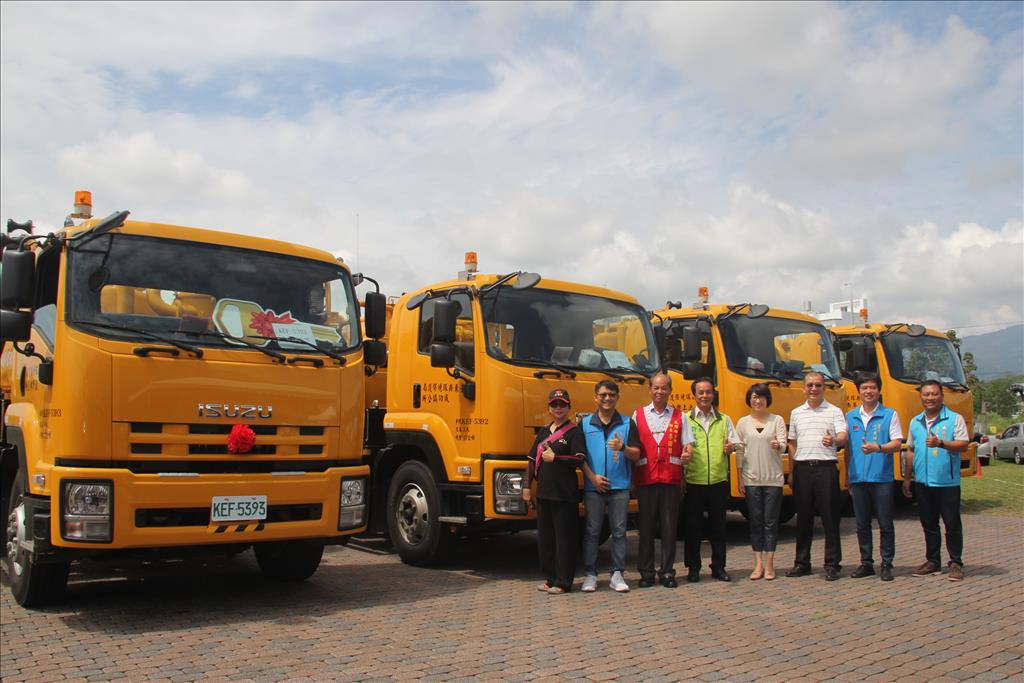 花東基金及風災善款補助5輛17噸沖吸等多功能清溝車 饒縣長呼籲區域合作疏濬免淹水之苦