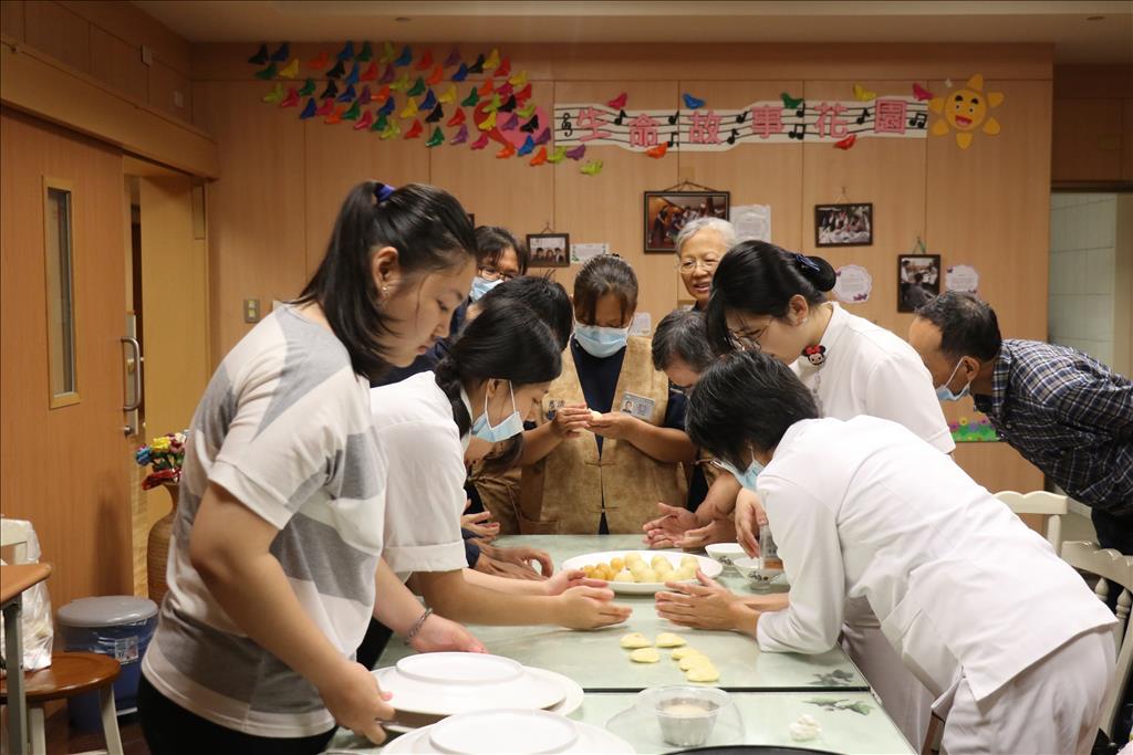 心蓮病房安寧團隊跟著小佩學做麵包共同圓夢。