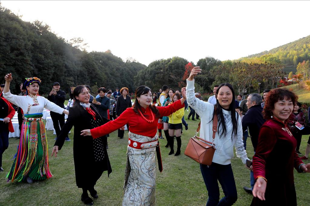 11月14日，四川省阿壩州馬爾康市赴嵊州市“文化走親”交流活動精彩演出的現場。(張亮宗 羅爾吾 攝影報道)