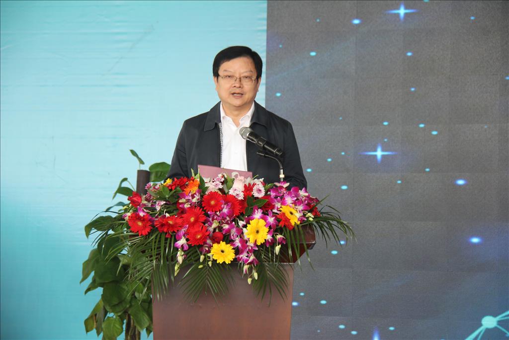 衢州綠色産業集聚區黨工委書記、管委會主任劉根宏在簽約儀式上致辭