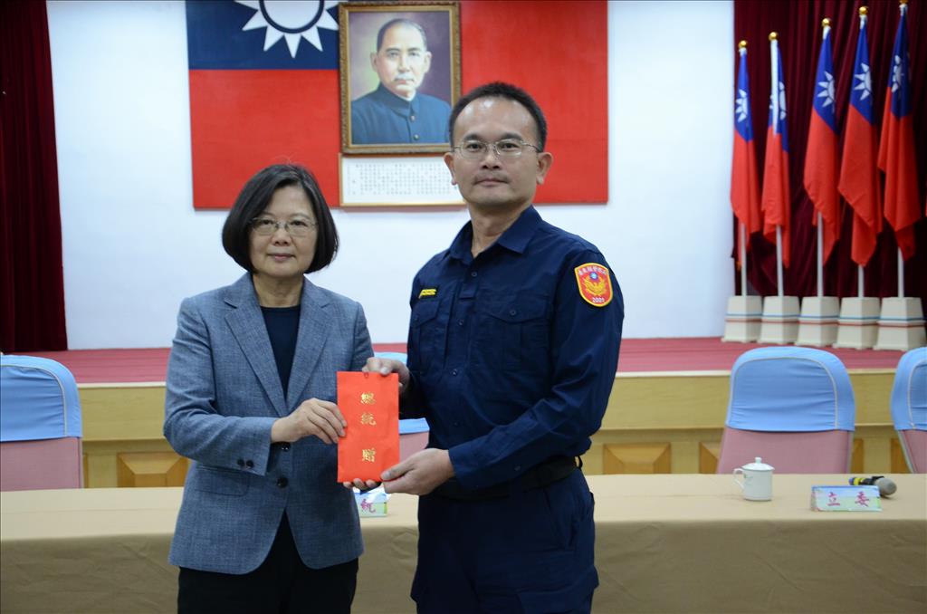 總統蒞臨臺東縣警察局頒發破獲毒品運輸案加菜金，慰勉員警查緝辛勞