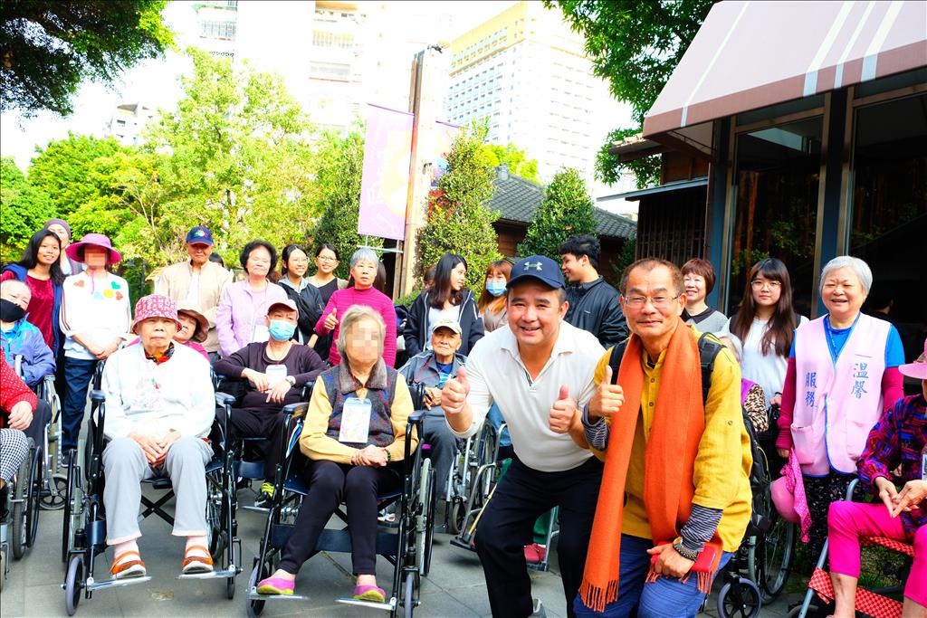 國立臺中科技大學老服系蔡纓勳老師(前右一)與廣民里林水順里長(前右二)也來參與