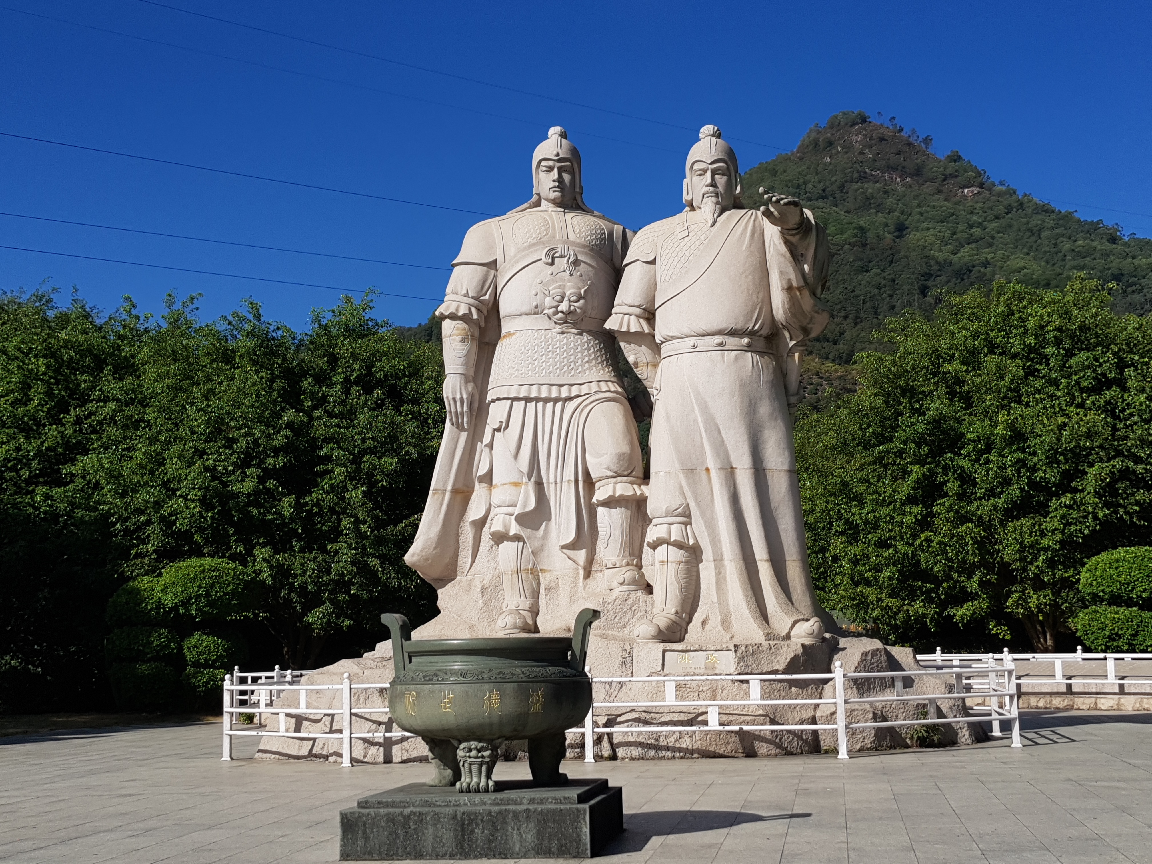 12月1日，在氣勢恢宏的雲霄將軍山公園歸德樓前，舉行聚焦“漫步雲霄”開鏡儀式