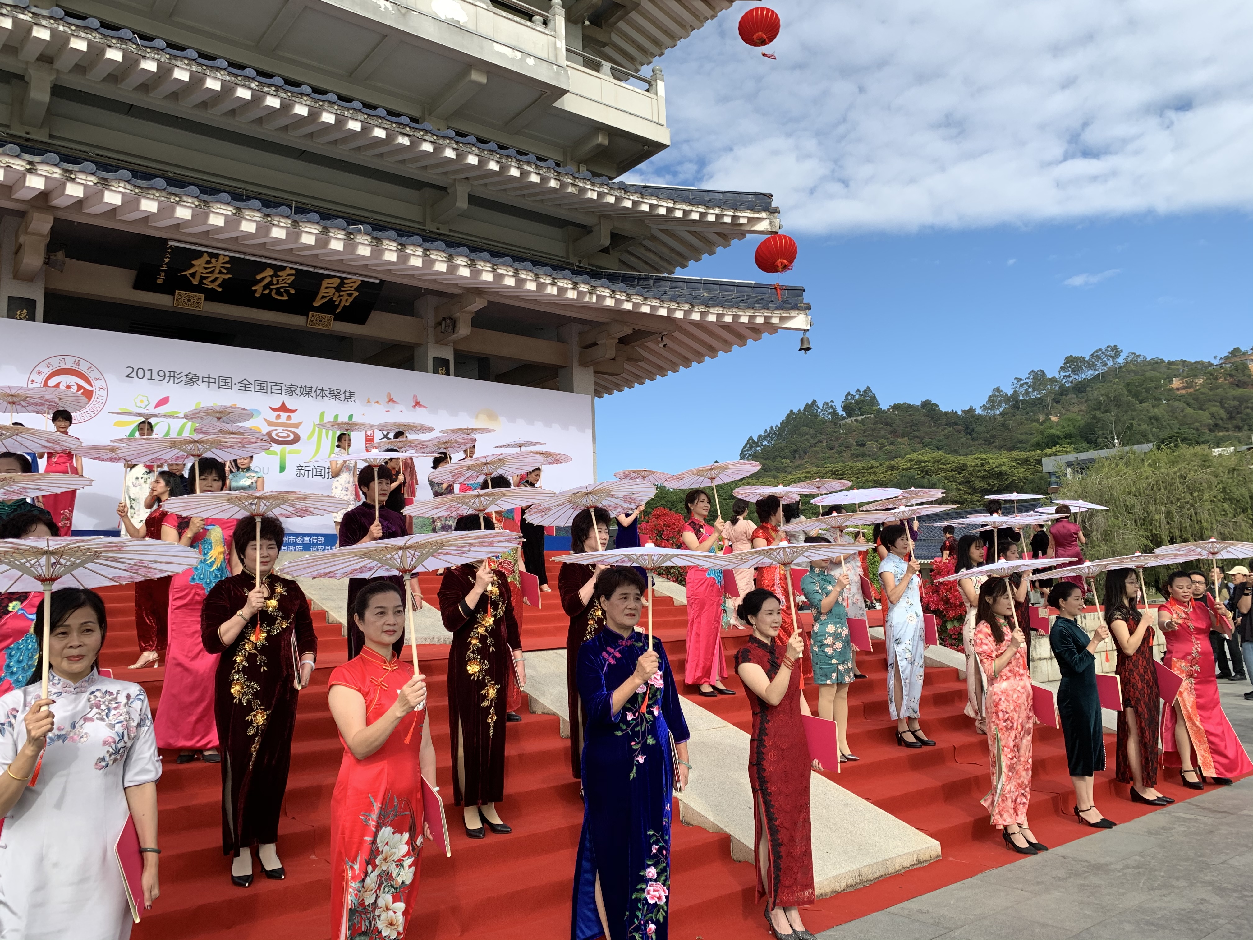 12月1日，全國百家媒體聚焦“花樣漳州”文化旅遊新聞攝影採訪活動第二站，舉行聚焦“漫步雲霄”開鏡儀式。(圖:特派記者巫月樺攝)