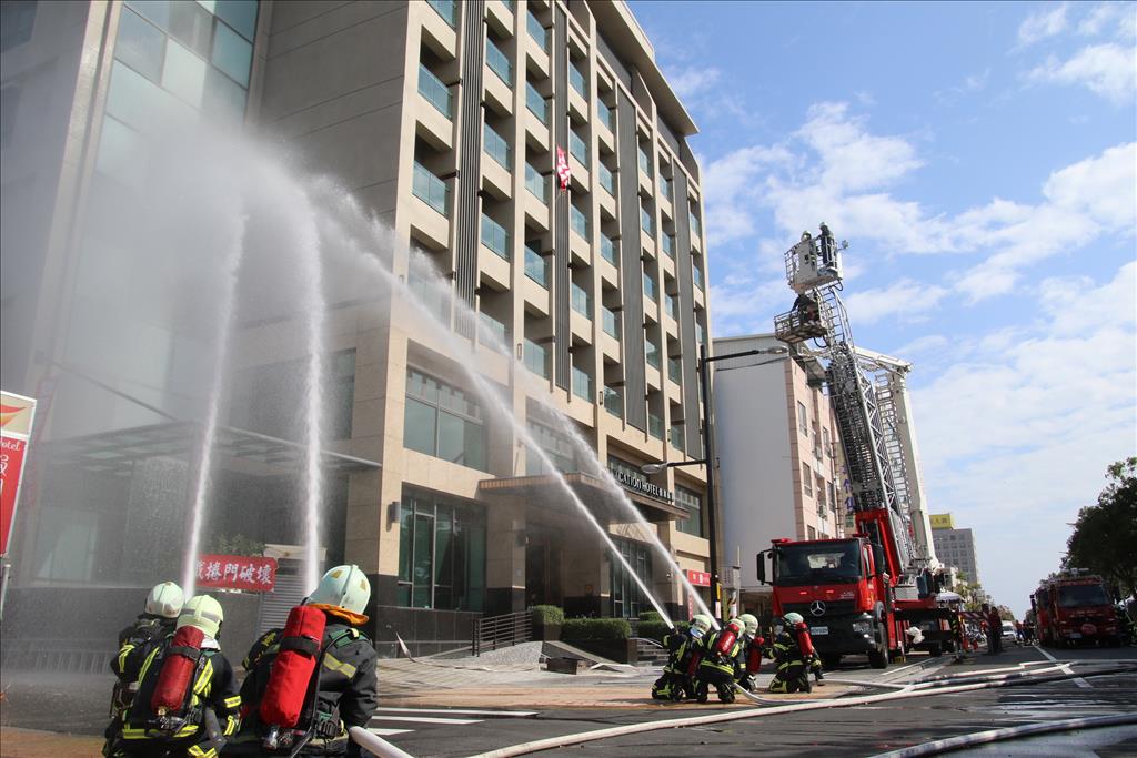 台東縣消防局臺東大隊109年春節期間加強火災搶救實兵演練 陳秘書長呼籲用火用電安全