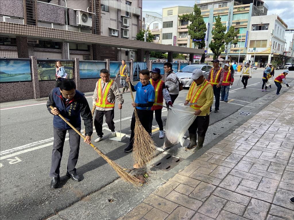 百人上街大掃除 臺東市46個里一同響應環境清潔週 饒縣長呼籲民眾年節前加強清掃