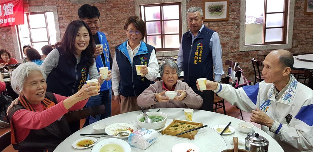 北區賴村據點圍爐 長輩團圓遊燈會