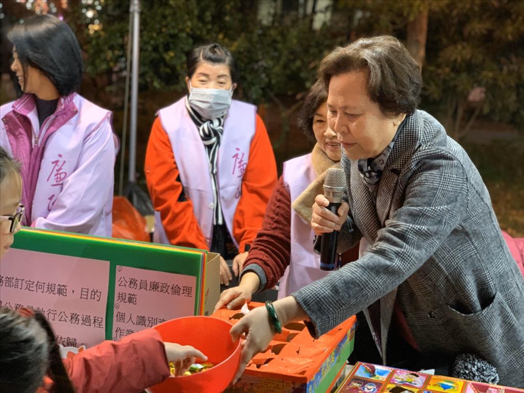 南投市長宋懷琳帶著孫女一起過來跟參加活動，並且發糖果給在場的小朋友們。