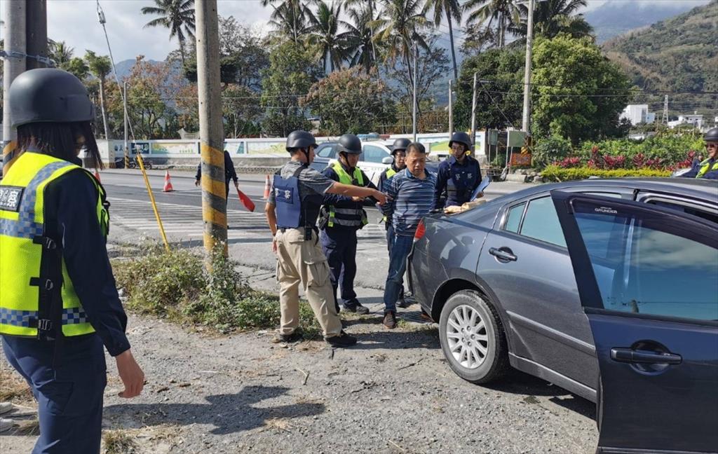 關警防搶演練逼真 過路民眾關注讚稱「身手俐落」！