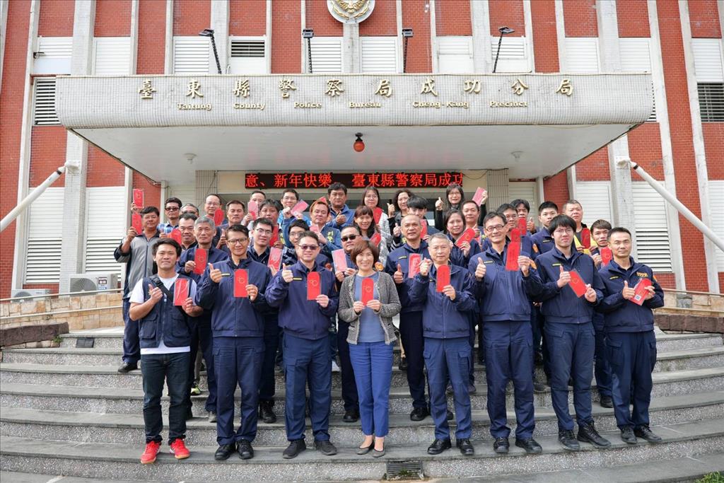 縣長饒慶鈴東海岸拜年 贈TTPush數位紅包慰勞員警辛勞