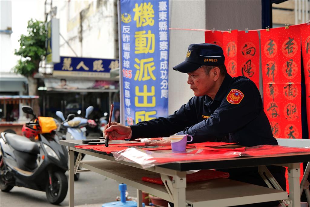 成功警分局勤務中心主任愛心春聯義賣 助年邁長輩溫暖過年