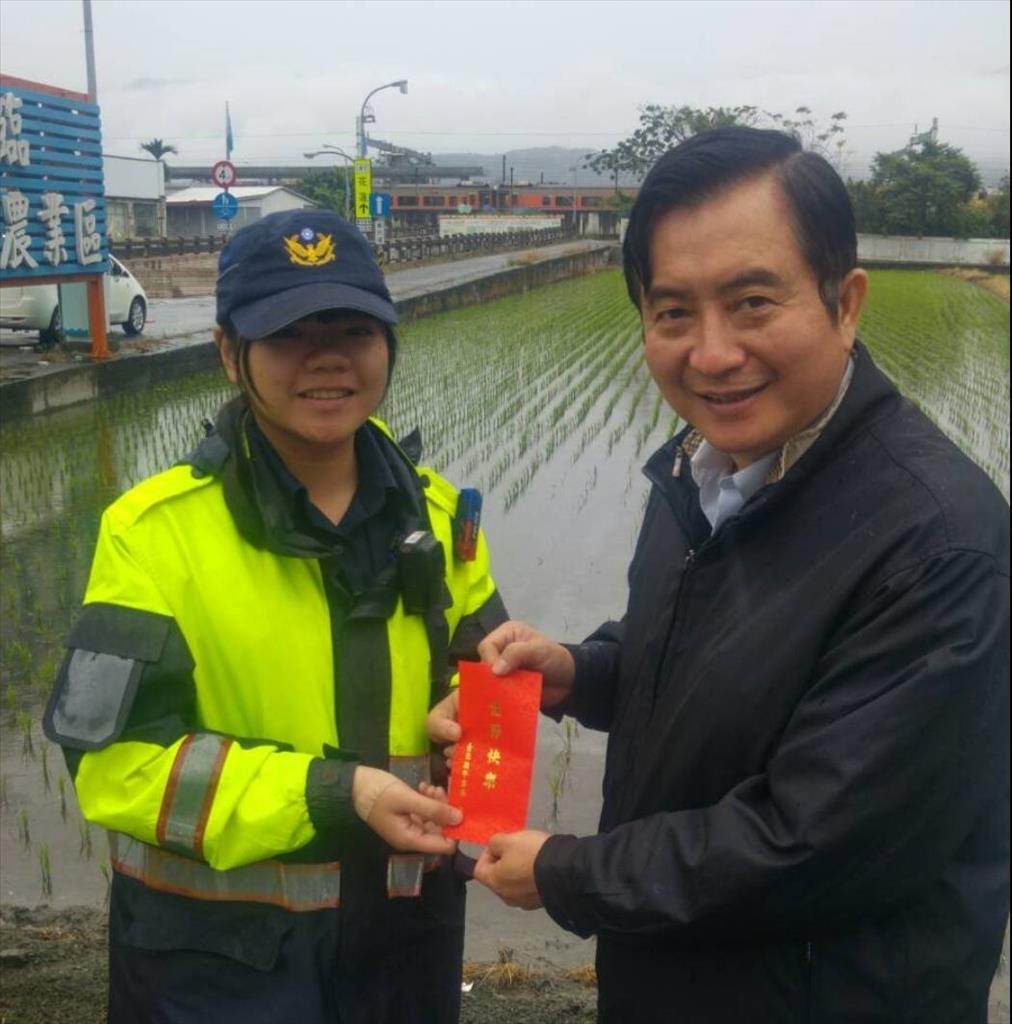 縣警局長慰問雨中執行交通疏導勤務員警「揪感心ㄟ」！