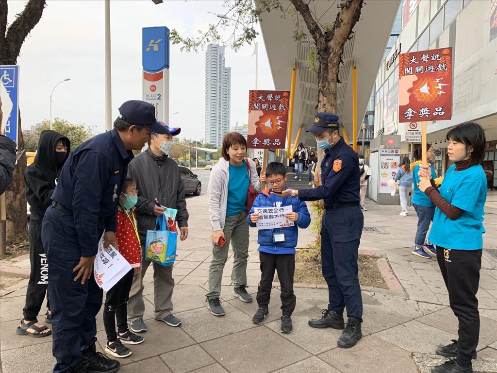 家長帶著孩子一同參與反酒駕宣導活動