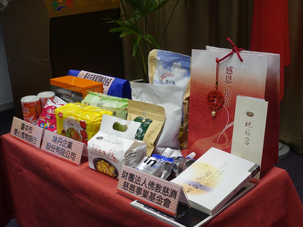 安心祝福包內容分為營養、保健和心靈祝福3大品項，各品項包含大包五穀粉、香積飯、淨斯口糧、能量飲、素香鬆、靜思語、靜思人生系列書籍、愛心祝福卡、平安吊飾等。(圖為慈濟基金會提供)