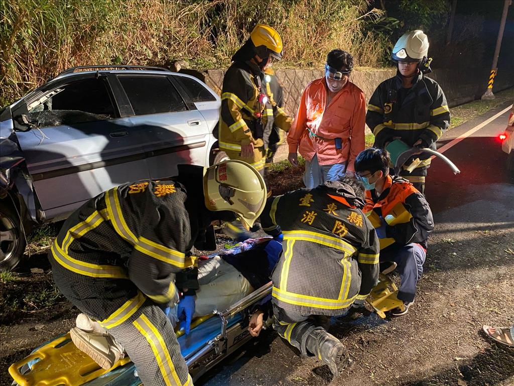 臺11線120公里處自小客車撞擊牛隻交通事故 駕駛送醫2頭牛死亡