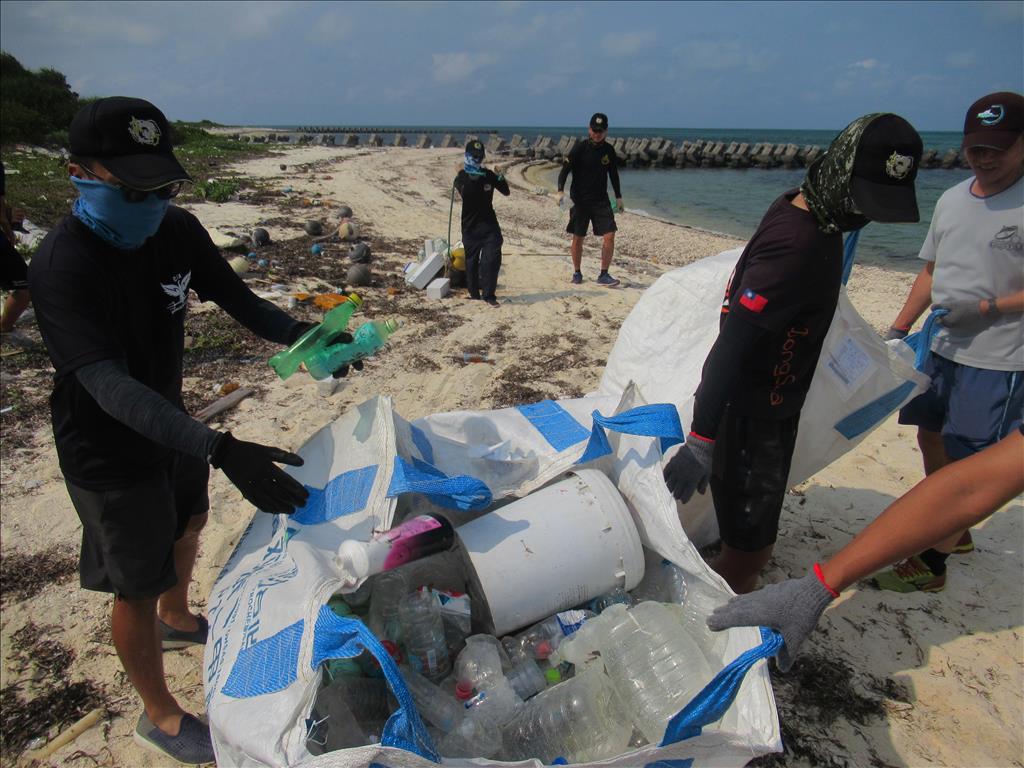 守護南海明珠！ 海巡從淨灘做起