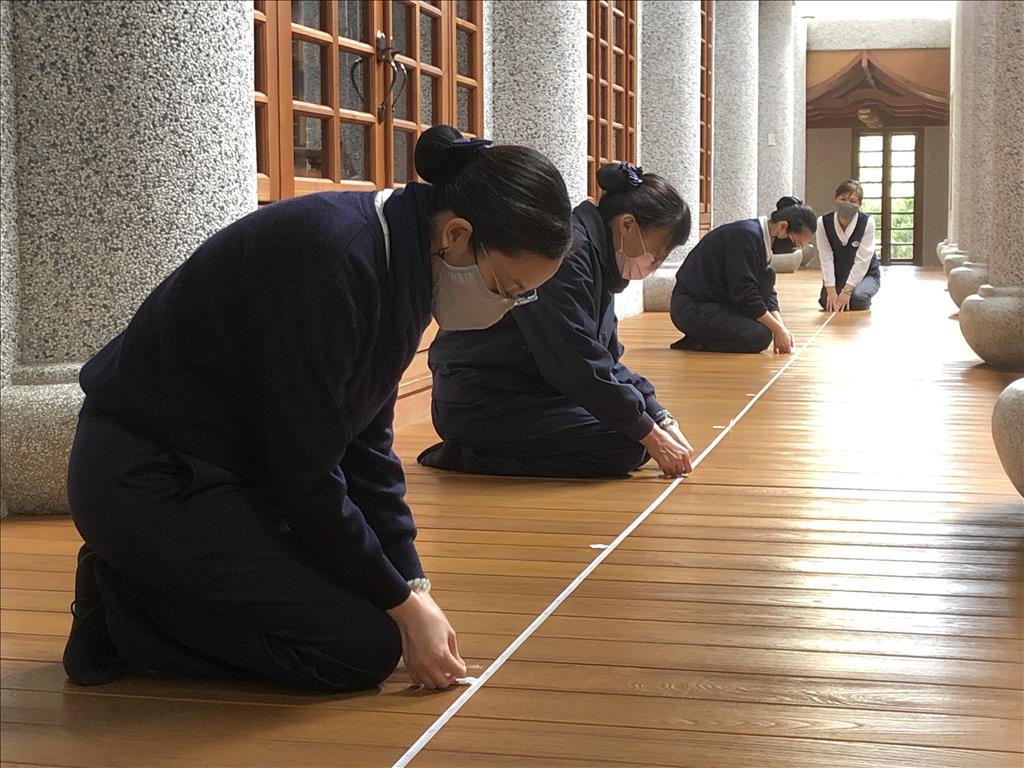 靜思精舍行徑已標示社交距離，請所有人員留意。（圖為慈濟基金會提供）