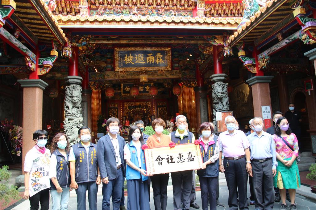 臺東天后宮協助民眾繳清國保欠費展現媽祖慈悲 饒慶鈴縣長親頒匾額感謝