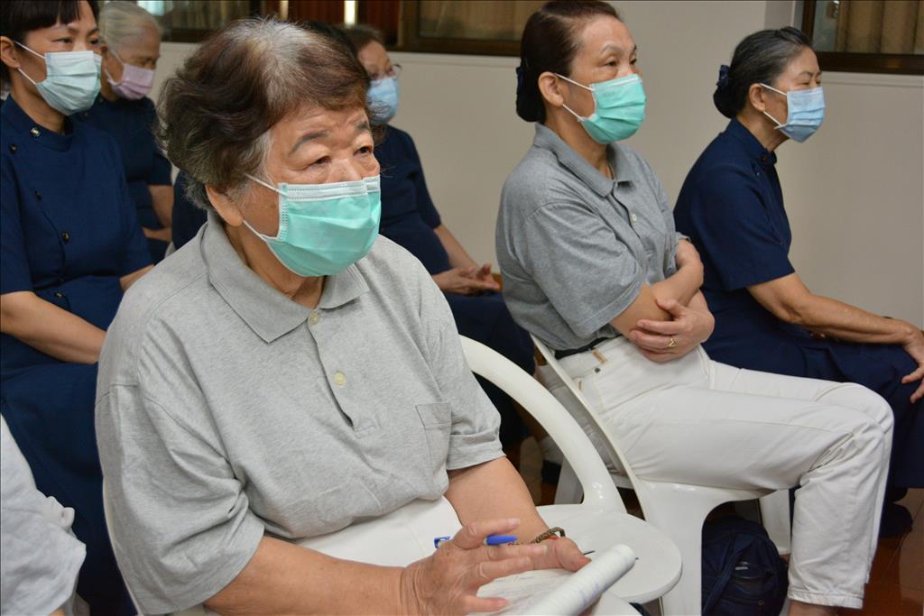 80歲的志工康秀鑾很遺憾沒有早點聽到這堂教育訓練課程。