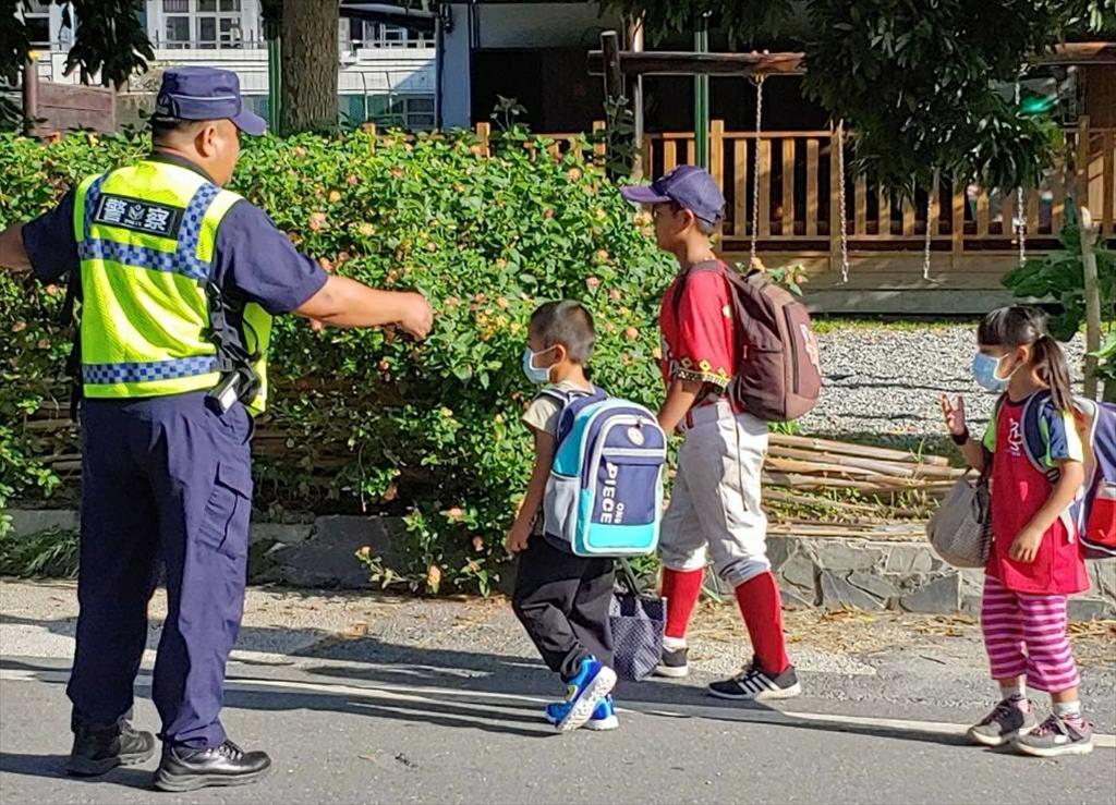 關山警察分局落實「路口安全大執法」 保障用路人及學童上(放)學行的安全！