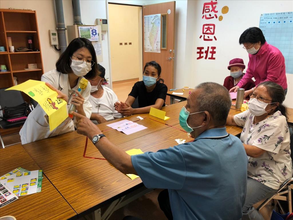 職能治療師林易萱指導學員製作名牌，運用玩接龍遊戲，讓家屬及長輩做記憶認知保養。