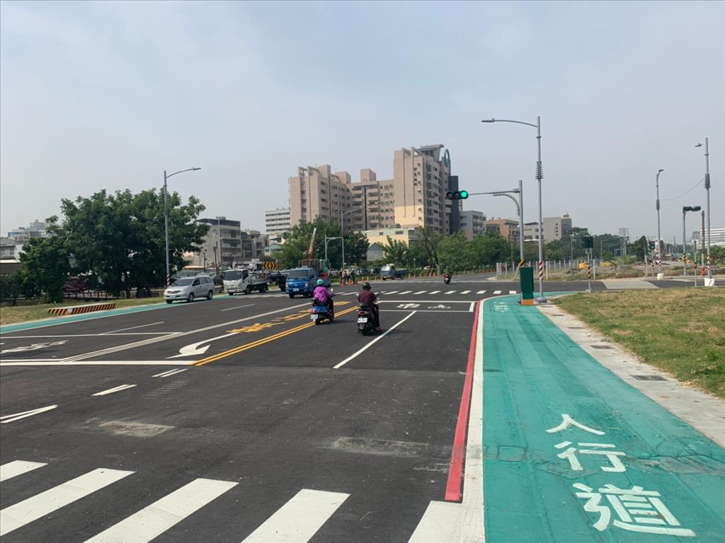 ▲鳳山博愛路橫接曹公路的路段在今（21）日開放通車，將有效疏散鳳山車站東西向車流。（圖／高市地政局提供）