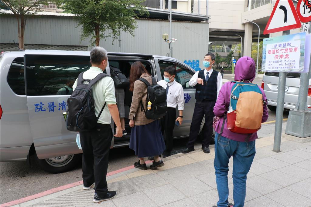 慶祝捷運綠線試營運，台中慈濟醫院開設接駁車，方便就醫大德與醫院同仁往來慈濟醫院與松竹站。